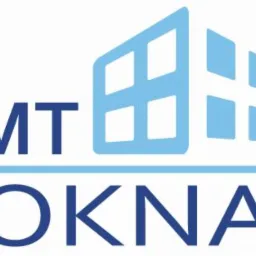 Logo firmy MT Okna z graficznym przedstawieniem okna w kolorze jasnoniebieskim nad nazwą firmy.