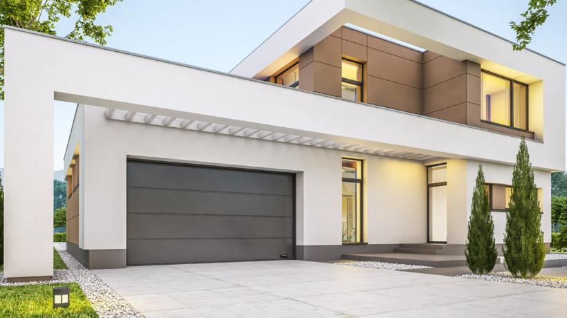 Nowoczesny dom z szarą segmentową bramą garażową, minimalistyczna architektura, biała elewacja z brązowymi akcentami, podjazd wyłożony jasnymi płytami, oświetlenie zewnętrzne.