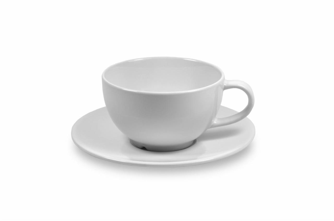Biała, pusta filiżanka z podstawką na białym tle, oświetlona z góry, rzucająca delikatny cień.