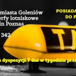 Żółty szyld taksówkowy z napisem 'TAXI' na czarno-białym tle z informacjami o transferach lotniskowych w Goleniowie, Szczecinie, Berlinie i Poznaniu oraz numerem telefonu, oferujący usługi 7 dni...