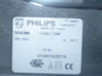 Etykieta znamionowa lampy ulicznej Philips, z widocznymi danymi technicznymi, numerem seryjnym i oznaczeniami certyfikatów.