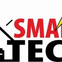 Logo firmy Smart Tech: schematyczny dom z baterią, czerwony napis SMART przecięty żółtą błyskawicą, czarny napis TECH.