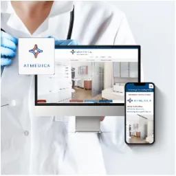 Lekarz w białym fartuchu prezentuje responsywną stronę internetową i aplikację mobilną firmy Atmedica, z widocznym wnętrzem gabinetu lekarskiego.