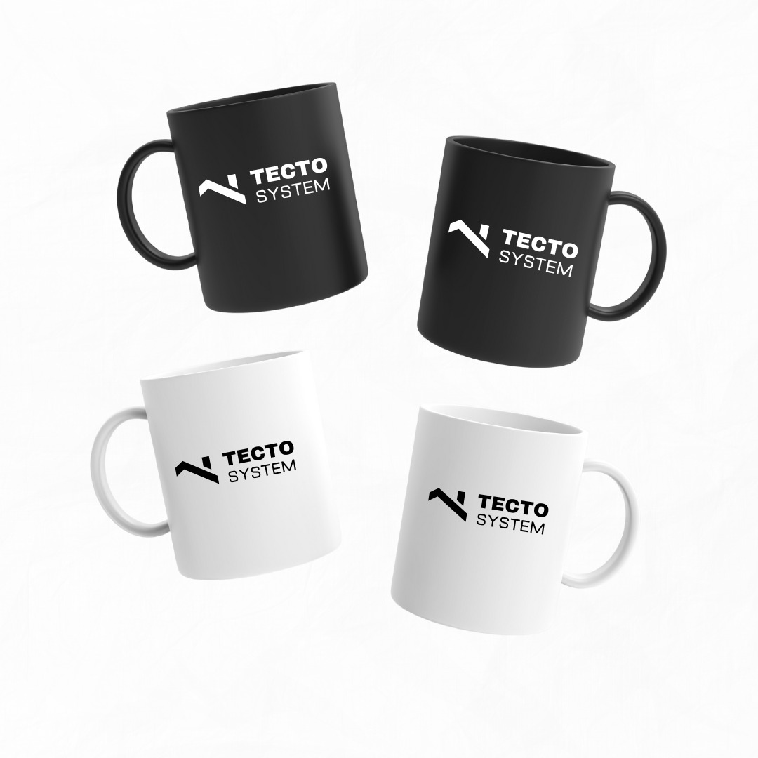 Cztery unoszące się kubki: dwa białe i dwa czarne, każdy z nadrukowanym logo 'Tecto System'. Minimalistyczny design na jednolitym, jasnym tle.