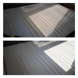 INDYGO - Porównanie stanu materaca przed i po czyszczeniu, widoczne różnice w odcieniu bieli i usunięte plamy.