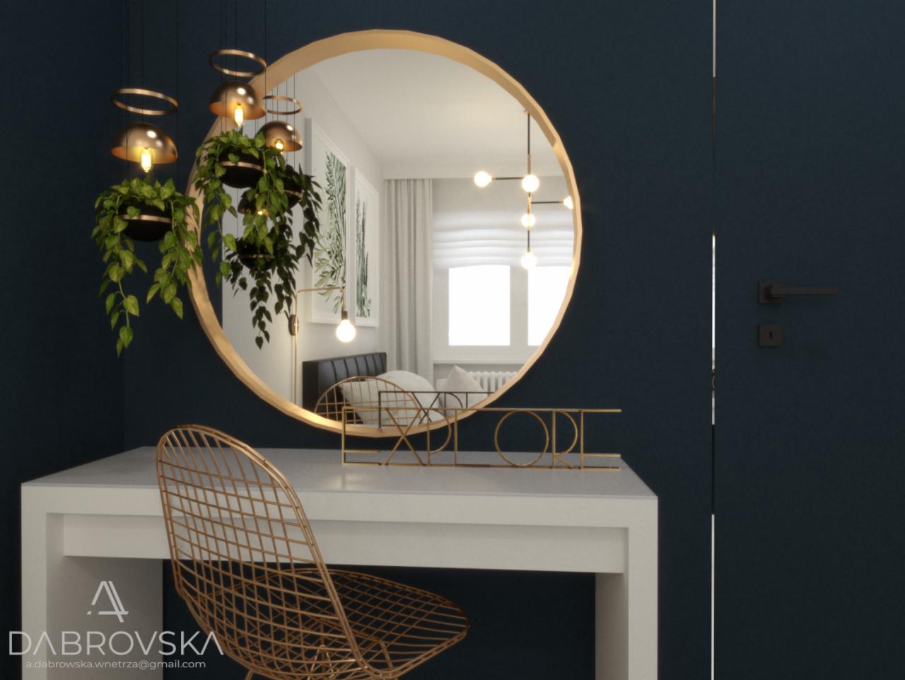 Wizualizacja sypialni z toaletką, okrągłym lustrem w złotej ramie, wiszącymi roślinami, lampami i krzesłem z metalowej siatki w kolorze złota na tle granatowej ściany.