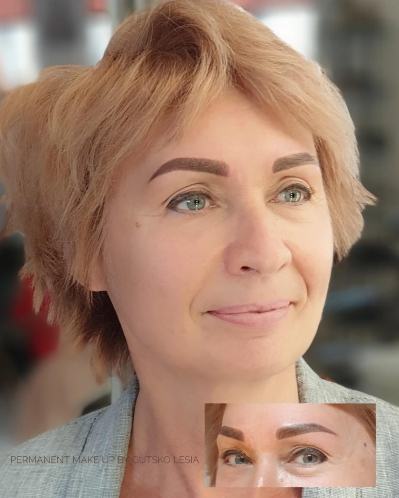 Portret kobiety z trwałym makijażem brwi, subtelny uśmiech, jasne włosy, dodatkowe zbliżenie brwi w rogu zdjęcia.