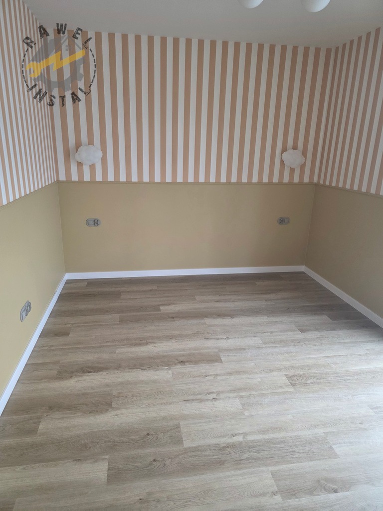 Pokój po remoncie: panele podłogowe w odcieniach beżu, ściany w dolnej części beżowe, w górnej w pionowe pasy beżowo-białe. Dwa kinkiety w kształcie chmur.