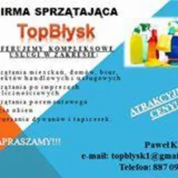 Reklama firmy sprzątającej TopBłysk z ofertą kompleksowych usług, w tle widoczne butelki z detergentami.