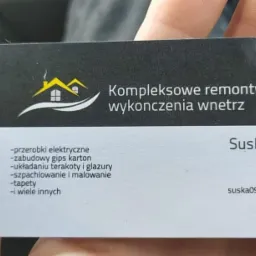 Wizytówka firmy Suska Piotr oferującej kompleksowe remonty i wykończenia wnętrz, w tym przeróbki elektryczne, zabudowy gips karton, układanie terakoty i glazury, szpachlowanie i malowanie...
