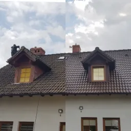 Pracownik w ciemnym ubraniu na dachu dwupiętrowego domu z brązową dachówką, obok komina i lukarny, drabina oparta o ścianę, widoczne zabrudzenia na dachu przed czyszczeniem.