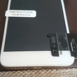 Wymiana zepsutego/pękniętego wyświetlacza w telefonie lub tablecie. Naklejanie szyby/folii ochronnej.