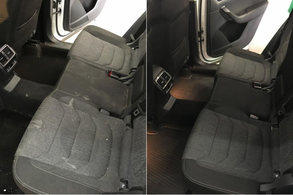 Porównanie tylnej kanapy samochodu przed i po czyszczeniu, widoczne plamy i zabrudzenia na lewym zdjęciu oraz czysta tapicerka na prawym.