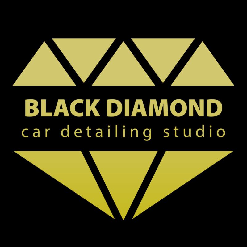 Logo firmy Black Diamond car detailing studio w kolorze złotym na czarnym tle, przedstawione w formie geometrycznego diamentu utworzonego z trójkątów.