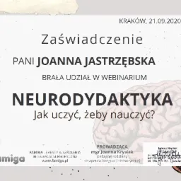 Zaświadczenie o udziale w webinarium z neurodydaktyki dla pani Joanny Jastrzębskiej, wydane w Krakowie 21.09.2020 r. przez Famiga - eventy i szkolenia, integracja sensoryczna. W tle schematyczny...
