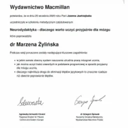 Skan certyfikatu Macmillan Teacher Training potwierdzający ukończenie szkolenia metodycznego z neurodydaktyki przez Joannę Jastrzębską w dniu 25 września 2020 roku, z podpisami Agnieszki...
