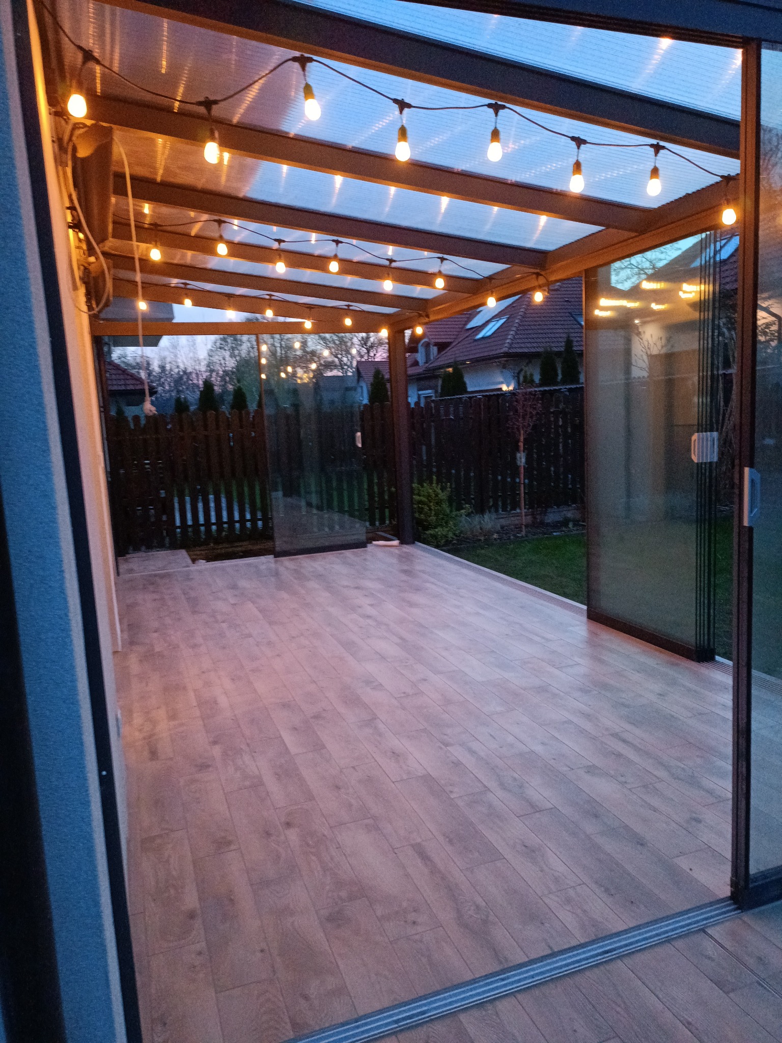 Montaż maty grzewczej, wylewka samopoziomująca i układanie gresu na tarasie