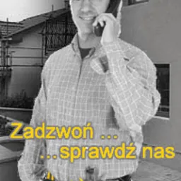 Uśmiechnięty pracownik budowlany w kasku i pasie narzędziowym rozmawia przez telefon na tle domu w trakcie budowy, z żółtym napisem 'Zadzwoń... sprawdź nas'.