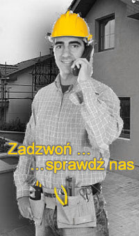 Uśmiechnięty pracownik budowlany w kasku i pasie narzędziowym rozmawia przez telefon na tle domu w trakcie budowy, z żółtym napisem 'Zadzwoń... sprawdź nas'.