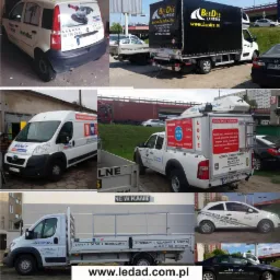 Kolaż zdjęć pojazdów firmowych z naklejonymi reklamami, w tym samochodów osobowych, dostawczych i ciężarowych z różnymi projektami graficznymi i danymi kontaktowymi firm.