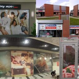 Ledad - Zestawienie zdjęć reklamowych i szyldów różnych firm wewnątrz galerii handlowej: salon fryzjerski z plakatem modelek, sklep z materacami z szyldami i witrynami, wytwórnia wędlin z oklejonymi...