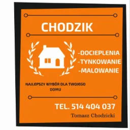 Pomarańczowo-czarny folder reklamowy firmy budowlanej z białym logo domu, hasłem 'Najlepszy wybór dla Twojego domu' oraz numerem telefonu.