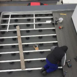 Aluminiowa konstrukcja tarasu z montażem desek syntetycznych