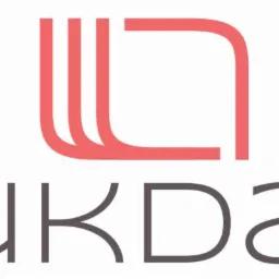 Logo firmy LukDan z abstrakcyjnym symbolem graficznym w kolorze koralowym nad napisem w kolorze szarym.