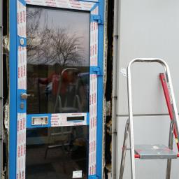 drzwi wykonane z domofonem oraz wrzutką na pocztę dla firmy DHL - Wrocław