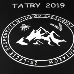 Czarna koszulka z białym nadrukiem: okrągły emblemat z motywem gór Tatr, pszczoły, kłosów zboża i napisem '25-LECIE EKSPEDYCJI NAUKOWO-BADAWCZEJ PSZCZELINIAKÓW TATRY 2019'.