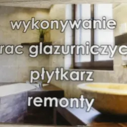 Reklama firmy remontowej z hasłem 'wykonywanie prac glazurniczych, płytkarz, remonty', prezentująca umywalkę i wannę w łazience wykończonej w beżowych płytkach.