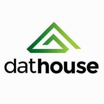 Logo firmy dathouse z Poznania, przedstawiające stylizowany zielony dach domu nad nazwą firmy, na białym tle.