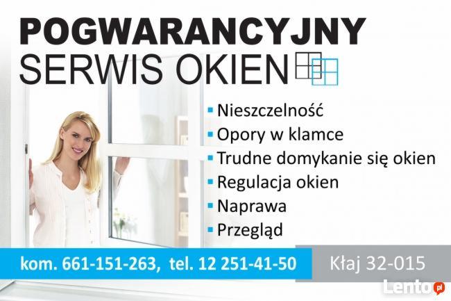 Reklama pogwarancyjnego serwisu okien z blondynką opierającą się o otwarte okno, wyliczająca typowe problemy: nieszczelność, opory w klamce, trudności z domykaniem, regulacja, naprawa i przegląd.