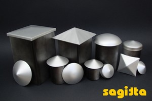 Zestaw metalowych daszków i zaślepek o różnych kształtach (stożek, kula, piramida, płaski kwadrat) i rozmiarach na czarnym tle, z widocznym logo 'sagista' w prawym dolnym rogu.