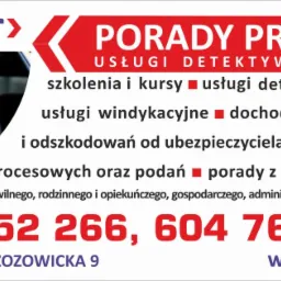Mężczyzna w okularach przeciwsłonecznych siedzący w samochodzie i trzymający obiektyw aparatu fotograficznego, obok czerwony baner z napisem 'Porady prawne, usługi detektywistyczne', numery...