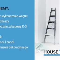 Grafika reklamowa firmy budowlanej: drabina oparta o świeżo pomalowaną ścianę, w tle widoczne wejście do jasnej łazienki w trakcie remontu, na podłodze częściowo rozłożona folia malarska, w prawym...