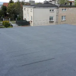 Położenie papy nawierzchniowej na dachu kopertowym.