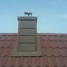 Obicie blachą komina.