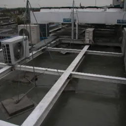 Uszczelnienie żywicą trudnych miejsc pod wentylację na dachu.