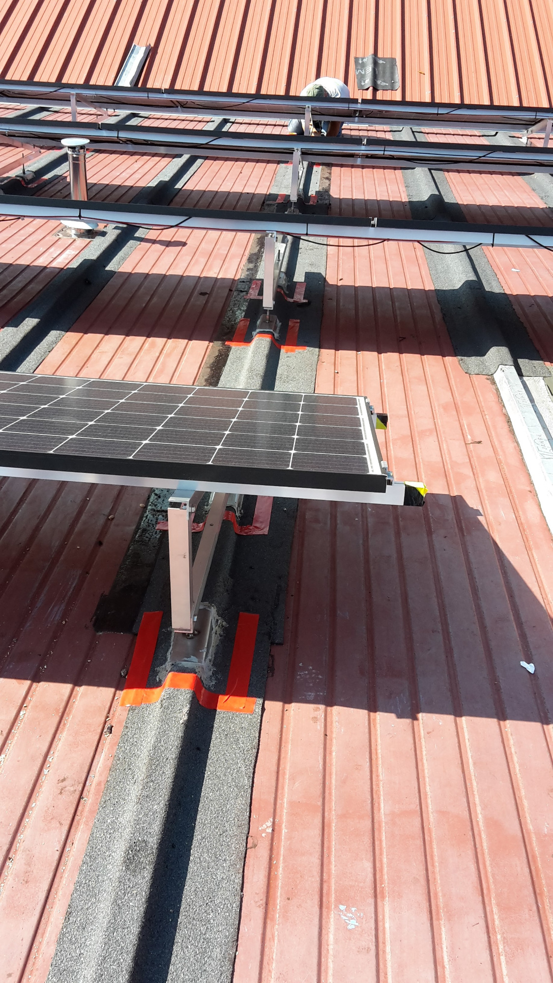 Uszczelnienie podstaw na dachu do fotowoltaiki.