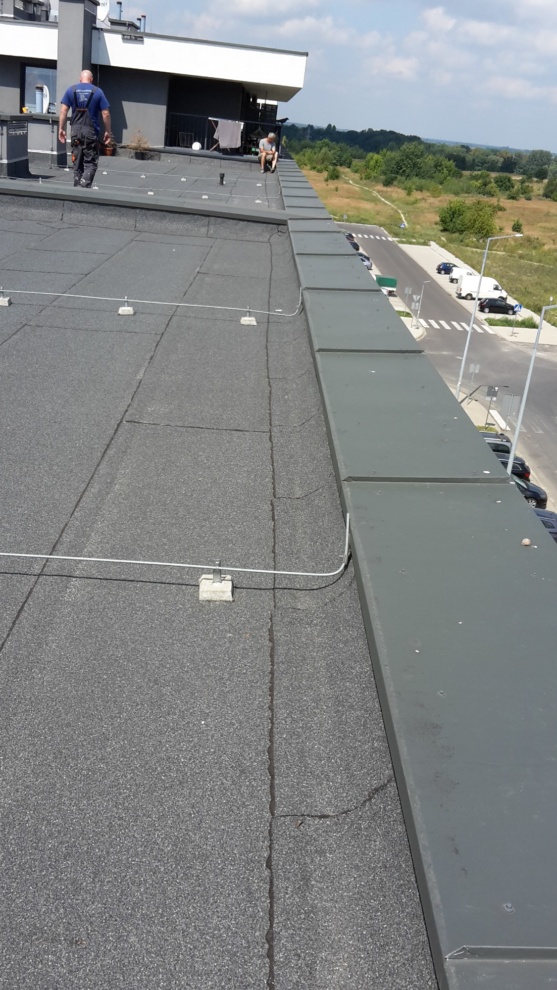 Położenie papy wraz z opierzeniem na dachu.