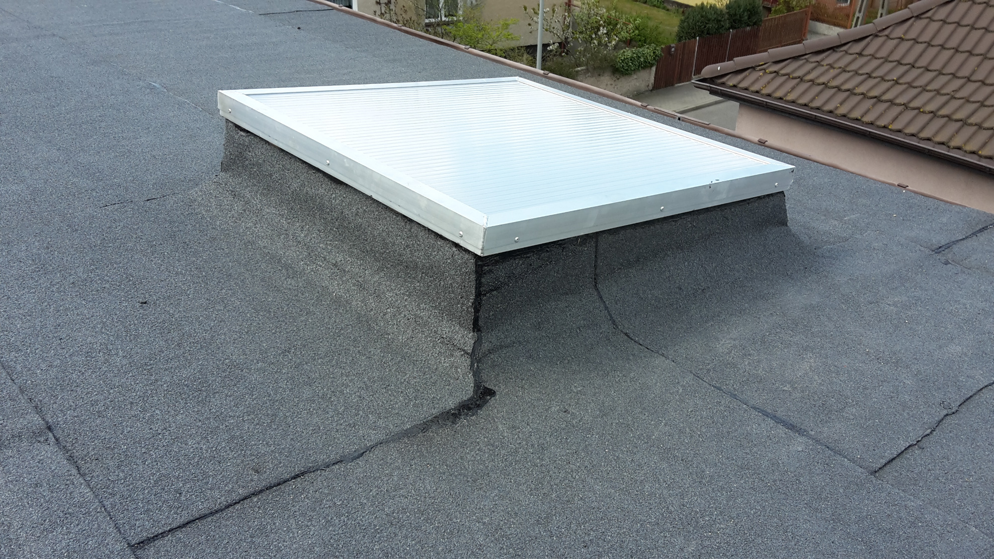 Położenie papy na dachu i montaż świetlika .