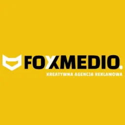 Logo firmy FOXMEDIO, kreatywnej agencji reklamowej, na żółtym tle. Biały, geometryczny symbol po lewej stronie nazwy.