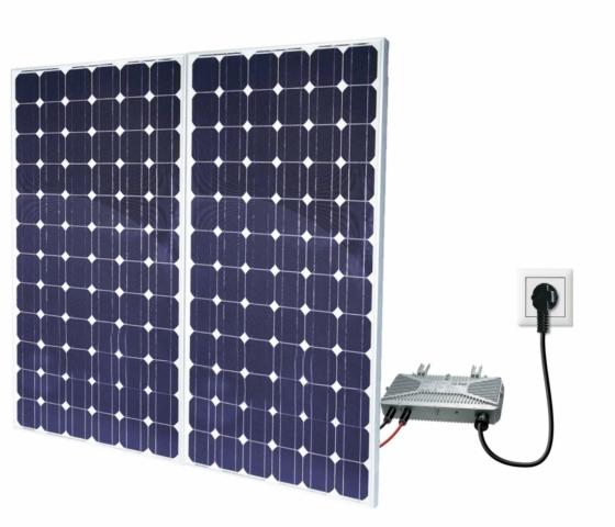 Dwa panele słoneczne podłączone do inwertera i gniazdka elektrycznego, prezentacja sprzętu w Poznaniu.