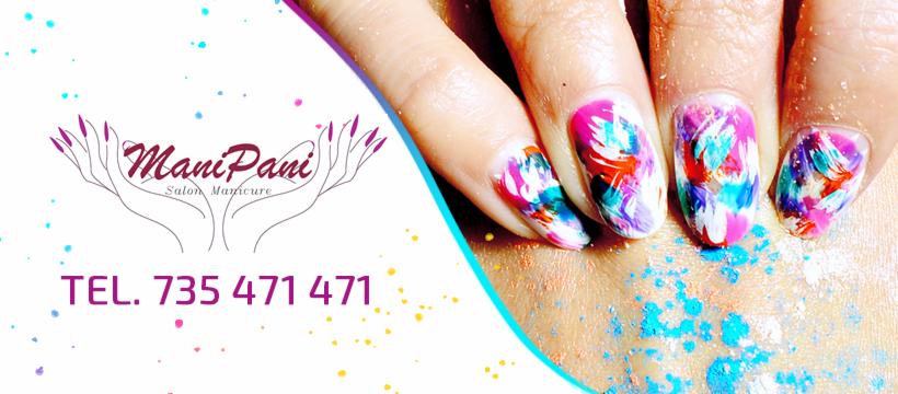 Zbliżenie na dłoń z pomalowanymi paznokciami w abstrakcyjne wzory w odcieniach różu, bieli, turkusu i fioletu, z widocznym logo salonu i numerem telefonu na białym tle z kolorowymi kropkami.