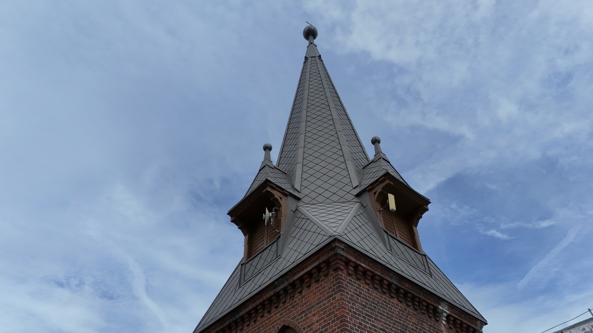 Wieża kościoła z blachy tytancynk