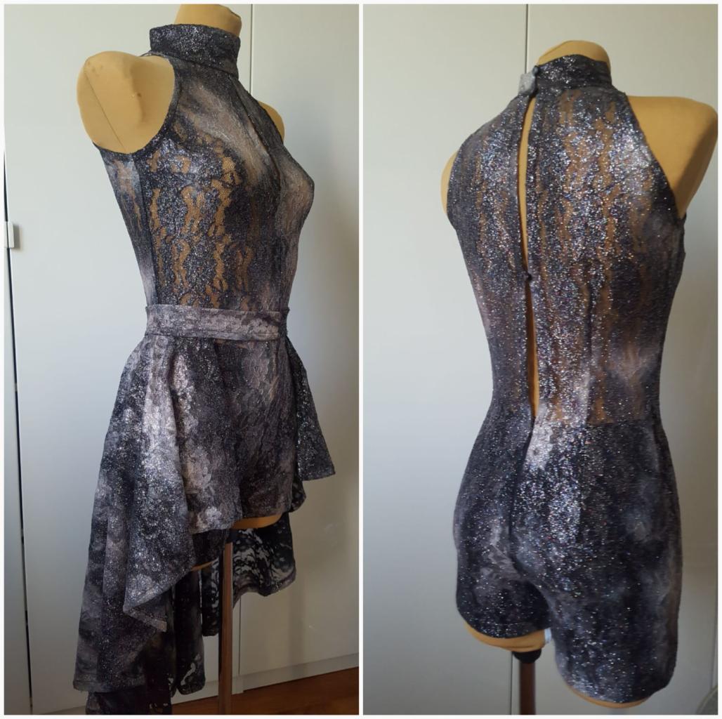 Dwuczęściowy, brokatowy strój taneczny na manekinie: przód z koronkową górą i asymetryczną spódnicą, tył z krótkimi spodenkami i rozcięciem na plecach.