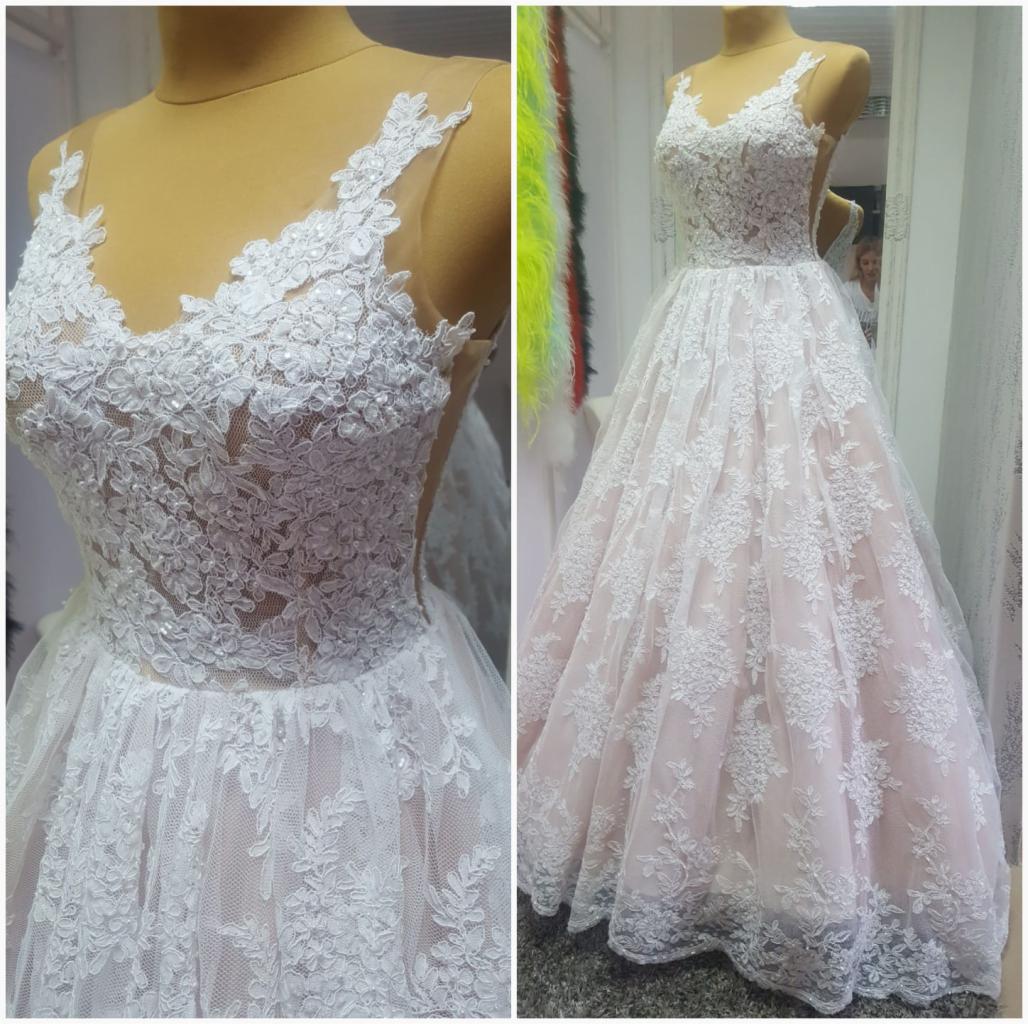 Koronkowa suknia ślubna z delikatnym różowym podkładem, prezentowana na manekinie, z detalami koronki widocznymi na zbliżeniu.