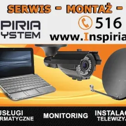 Kompozycja produktów i usług: centrala alarmowa z czerwonym elementem, laptop, kamera monitoringu, antena satelitarna oraz panel domofonowy z wyświetlaczem czasu, na tle z logo firmy i danymi...