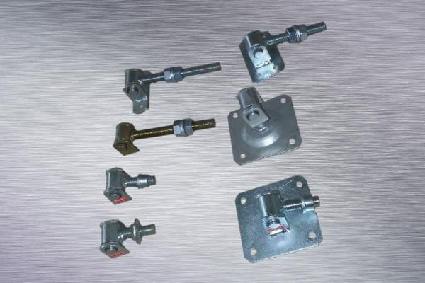 Zestaw ocynkowanych zawiasów regulowanych do bram i furtek, widoczne elementy mocujące i gwintowane trzpienie.